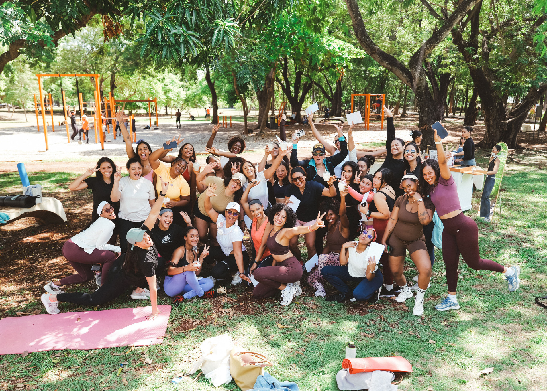 Clase grupal de pilates al aire libre