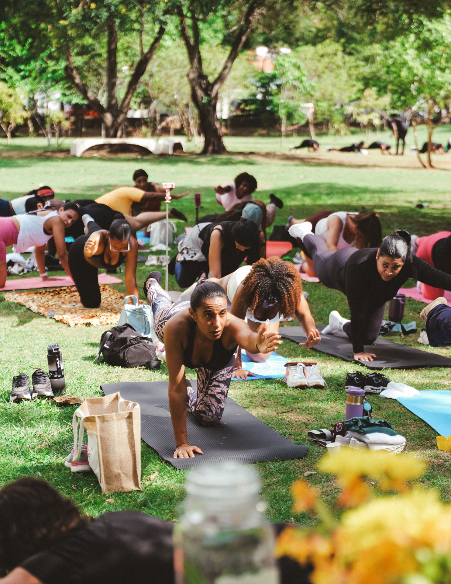 Participantes en clase de pilates en el parque